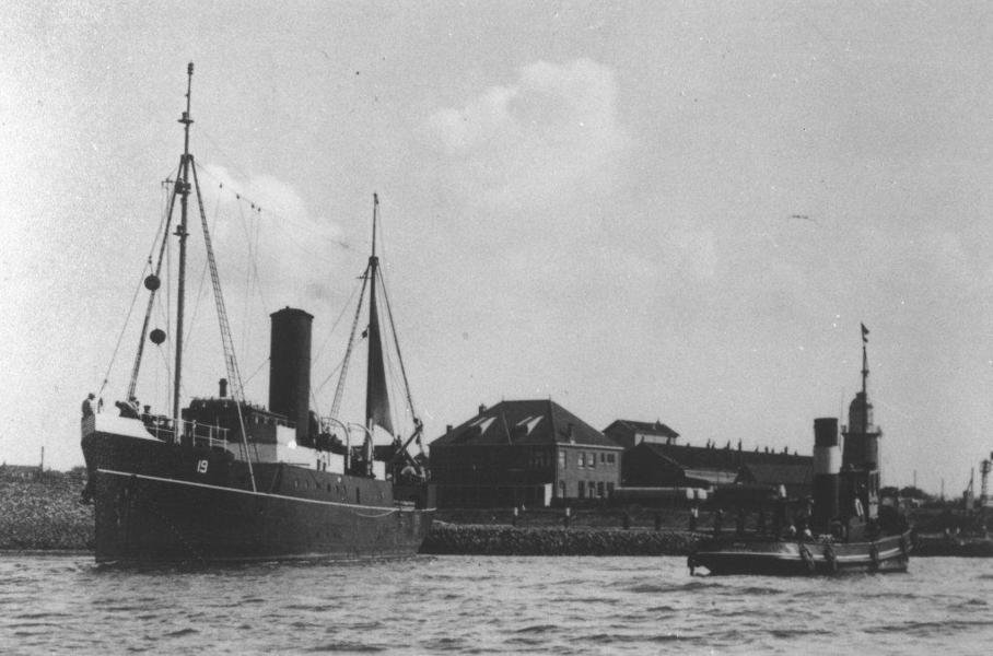 Stoomloodsboot no 19 bij Maassluis. Foto: Collectie Nederlands Instituut voor Militaire Historie
